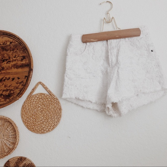 🚚 MOVING SALE! 🚚 White Free People shorts - Picture 1 of 3